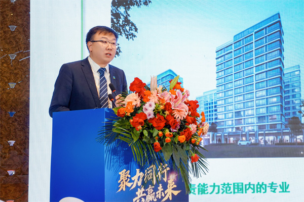 1764837721123771.jpg 02李瑞锋报告(特写2).jpg